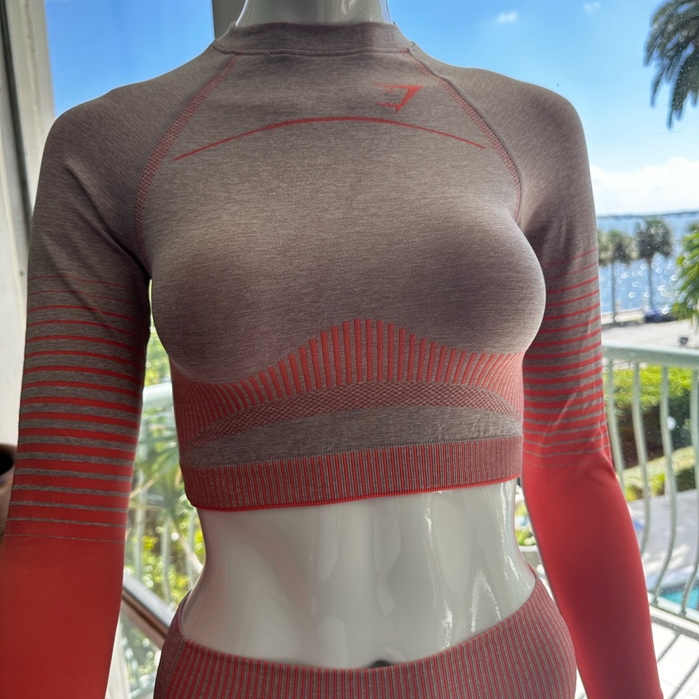 Top + bottom bundle! Gym shark dry leggings (xs) and crop top (s) coral ombré
